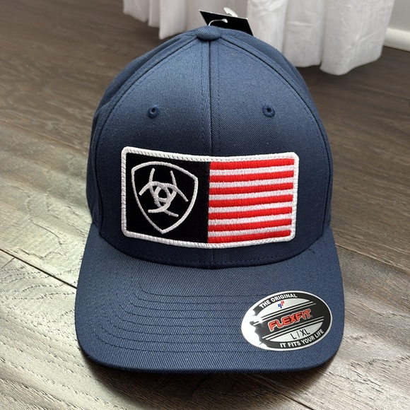 Ariat Flex Fit Shield Logo ball cap,embroidered American flag/Ariat,6 vent panel - Picture 1 of 10